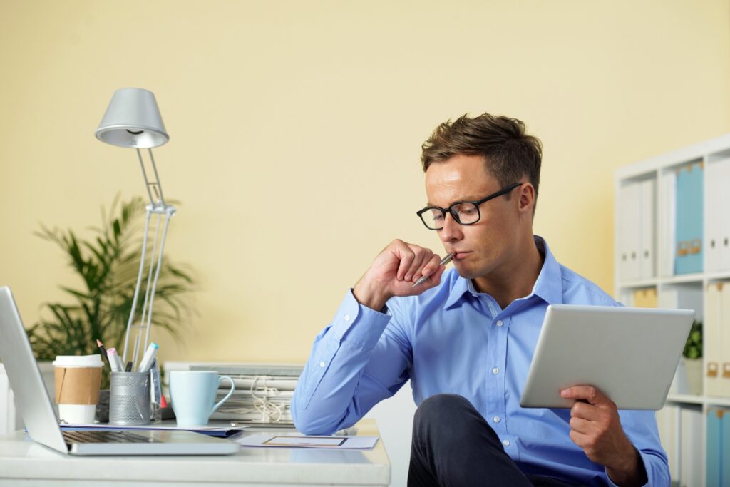 diseñador web planificando la estrategia para negocios.