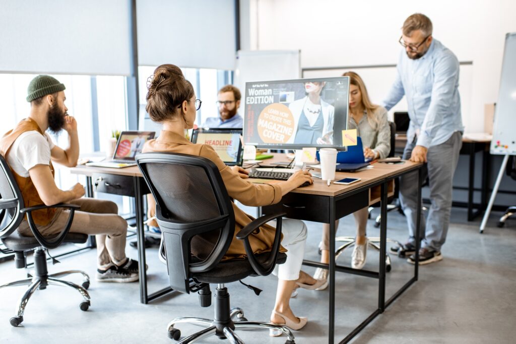 Equipo de diseñadores web colaborando en la creación de un sitio moderno y funcional.