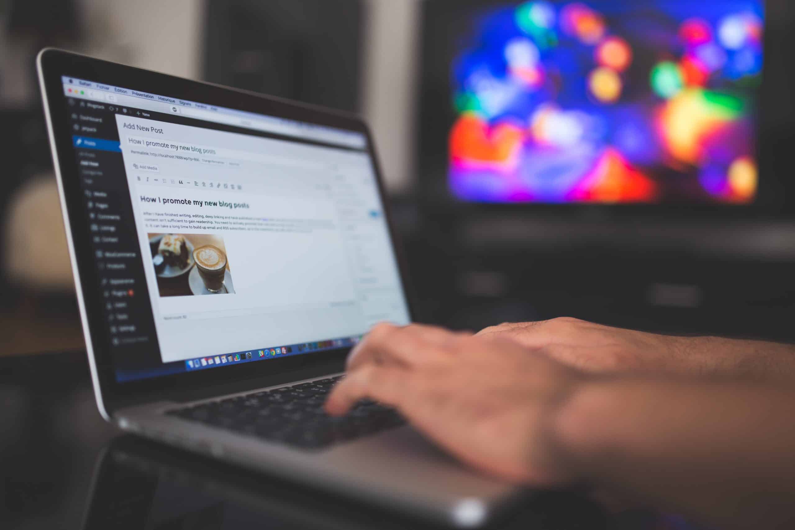 Persona diseñando una página web en el panel de administración de WordPress